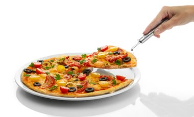 Pizza bir dilim beyaz arka plan yakın çekim mutfak omzuna üzerinde tutan kadının el