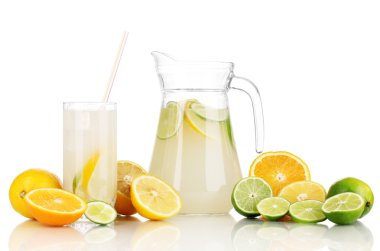 narenciye limonata sürahi ve bardak izole üzerinde beyaz etrafında narenciye