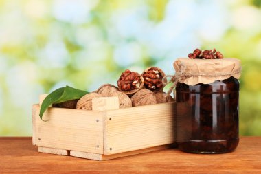 reçel kavanoz ceviz ve yeşil zemin üzerine ahşap kutu