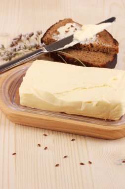 tahta sahibi ve ahşap masa yakın çekim ekmek üzerine tereyağı