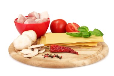 Lazanya malzemeler üzerinde beyaz izole