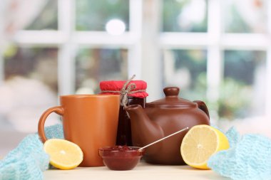 reçelli bağışıklık için pencerenin arka plan üzerinde ahşap masa üzerinde yararlı çay