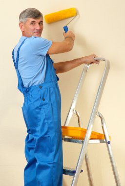 Oda yakın erkek ressam boyalar duvar