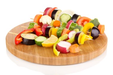 ahşap alır üzerinde beyaz izole dilimlenmiş sebze