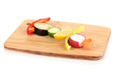 ahşap çekme üzerine beyaz izole dilimlenmiş sebze