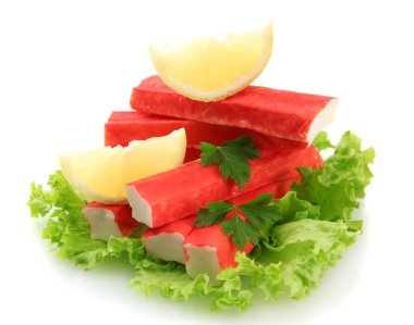 Yengeç sopa üzerinde beyaz izole limon, marul yaprakları üzerinde