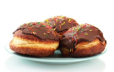 renkli plaka üzerinde beyaz izole lezzetli börekler