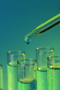 test tüpleri ile mavi zemin üzerine sıvı