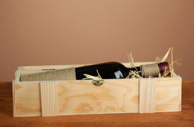 şarap şişesi üzerinde kahverengi zemin ahşap masa ahşap kutusunda