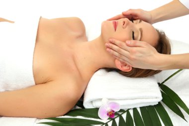 spa salonda masaj koltuğu alarak güzel bir kadın portresi