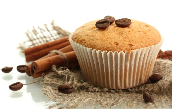 Leckerer Muffinkuchen auf Klette, Gewürzen und Kaffeesamen, isoliert auf weiß — Stockfoto