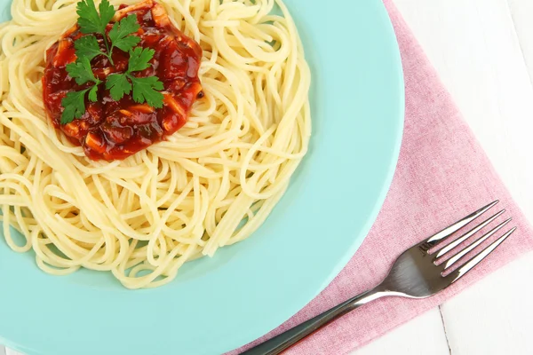 Spaghettis italiens en assiette sur table en bois — Photo