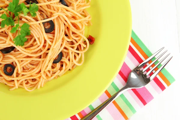 Spaghettis italiens en assiette sur table en bois close-up — Photo