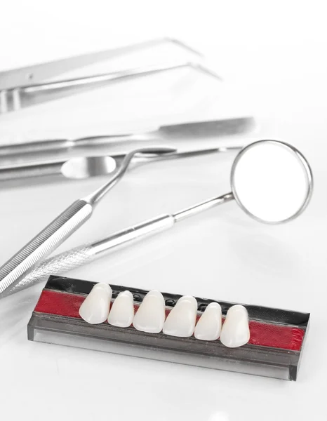 Prothese mit Zahnwerkzeugen isoliert auf weiß — Stockfoto