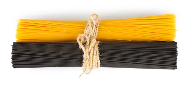 Siyah ve sarı spagetti üzerinde beyaz izole — Stok fotoğraf