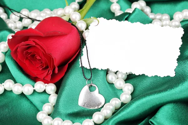 Belle rose rouge avec pendentif coeur — Photo