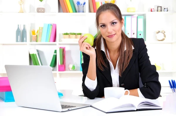 Joven empresaria comiendo una manzana —  Fotos de Stock