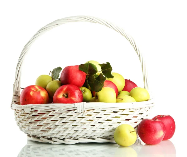 Pommes juteuses avec des feuilles vertes dans le panier, isolées sur blanc — Photo