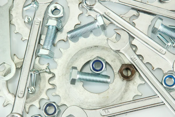 Equipo de la máquina, ruedas dentadas de metal, tuercas y pernos de fondo, primer plano — Foto de Stock