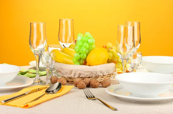 Table setting in green and yellow tones on color background — Stock Photo, Image