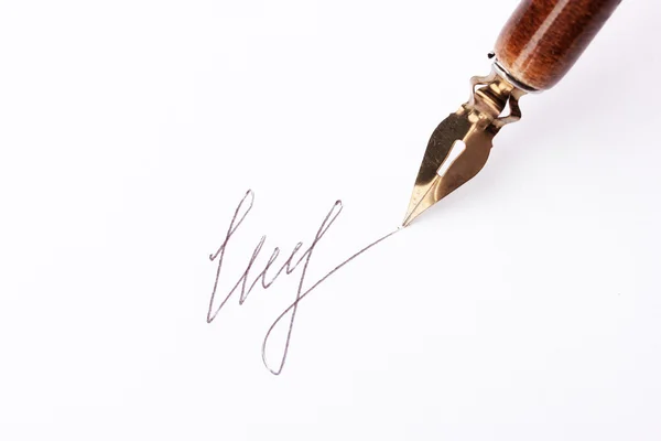 Closeup de assinatura (falso, não real) e caneta de tinta, isolado em branco — Fotografia de Stock