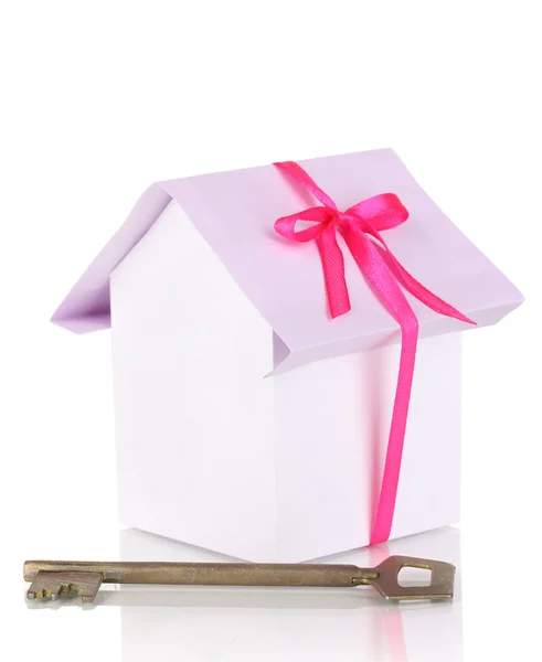 Klein huisje met sleutel geïsoleerd op wit — Stockfoto