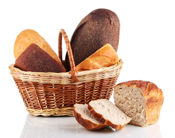 Färskt bröd i korg isolerad på vit — Stockfoto
