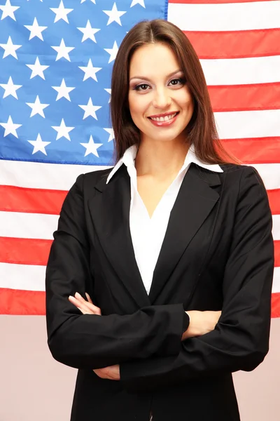 Jonge vrouw met Amerikaanse vlag — Stockfoto