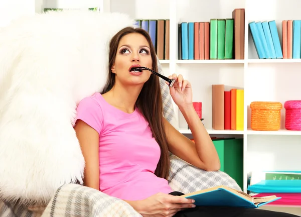 Retrato de libro de lectura femenina en casa — Foto de Stock