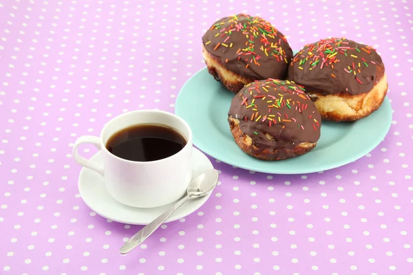 Вкусные пончики на цветовой пластине на цветном фоне — стоковое фото
