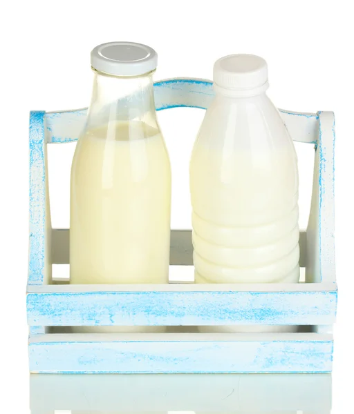 木製のボックスを白で隔離されるのびんのミルク — ストック写真