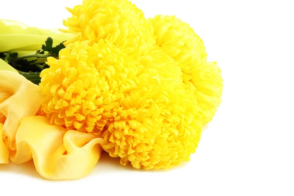 Strauß leuchtend gelber Chrysanthemen-Blüten auf Stoff, isoliert auf Weiß — Stockfoto