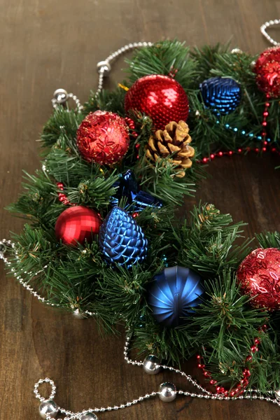 Hermosa corona de Navidad en la mesa de madera primer plano — Foto de Stock