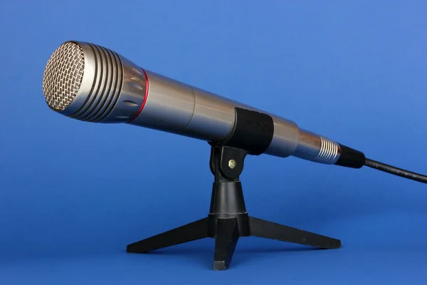 Mikrofon na niebieskim tle — Zdjęcie stockowe