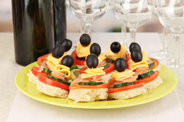 Canapes and wine in restaurant — Stock Photo, Image