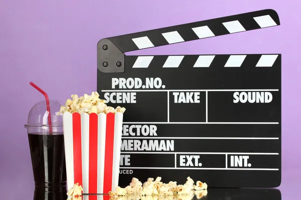 电影 clapperboard、 可乐和爆米花紫色背景上 — 图库照片