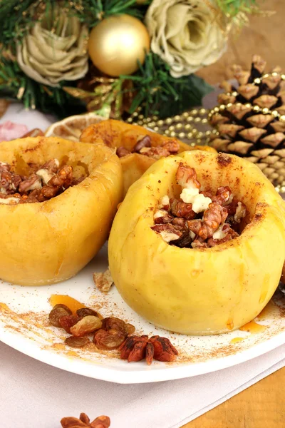 Manzanas al horno en el plato de cerca —  Fotos de Stock