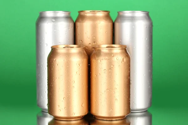 Aluminiowe puszki z kroplami wody na kolorowym tle — Zdjęcie stockowe