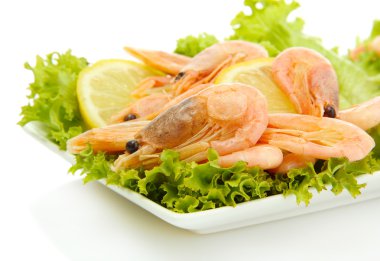 tabakta üzerine beyaz izole limon ve marul yaprakları ile haşlanmış karides