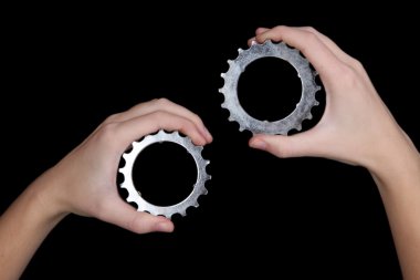bir çift eski metalik cogwheels onun elinde tutan adam
