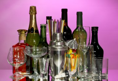 çeşitli gözlük ve renkli arka plan üzerinde içecekler