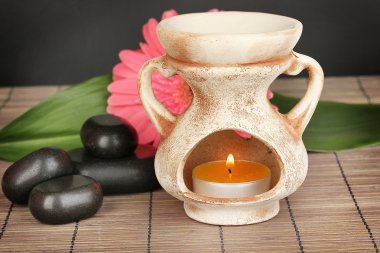Aromaterapi lamba gri arka plan üzerinde