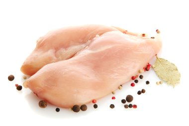 çiğ tavuk eti ile baharat, üzerinde beyaz izole