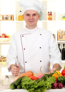 Şef mutfakta yemek yapıyor.