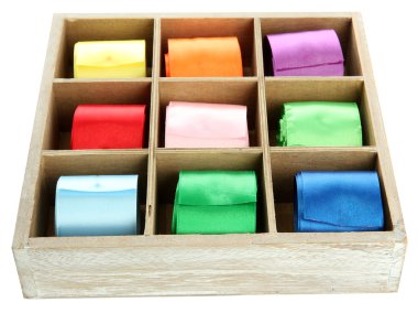 Ahşap kutusunda, parlak Ipek kurdele üzerine beyaz izole