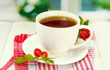 ahşap masa üzerinde hip Güllü çay