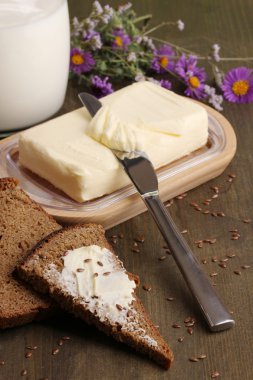 Ahşap kutusunda ekmek ve süt ahşap masa yakın çekim çevrili tereyağı