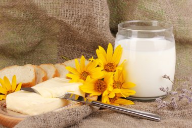 Ahşap kutusunda çevrili arka plan çuval bezi üzerinde süt ve ekmek tereyağı