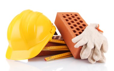 kask, rulet, tuğla ve üzerinde beyaz izole eldivenler