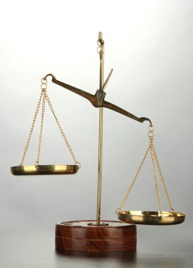 gri zemin üzerine adalet altın ölçekler